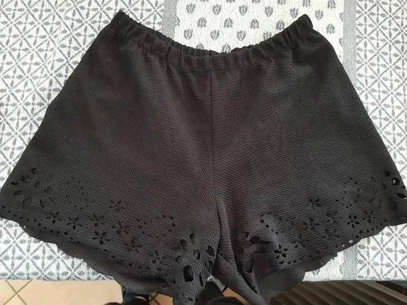 New black shorts with cut-out at the bottom – photo 2